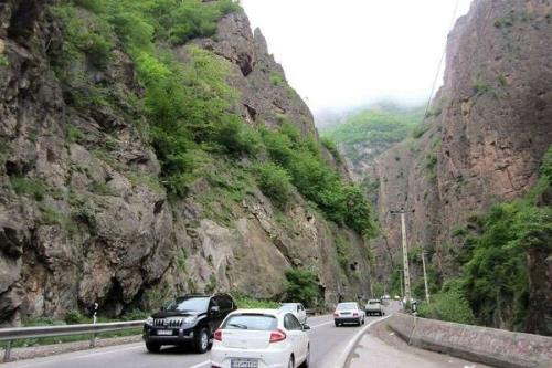 تردد از محور چالوس و آزاد راه تهران- شمال ممنوع می باشد